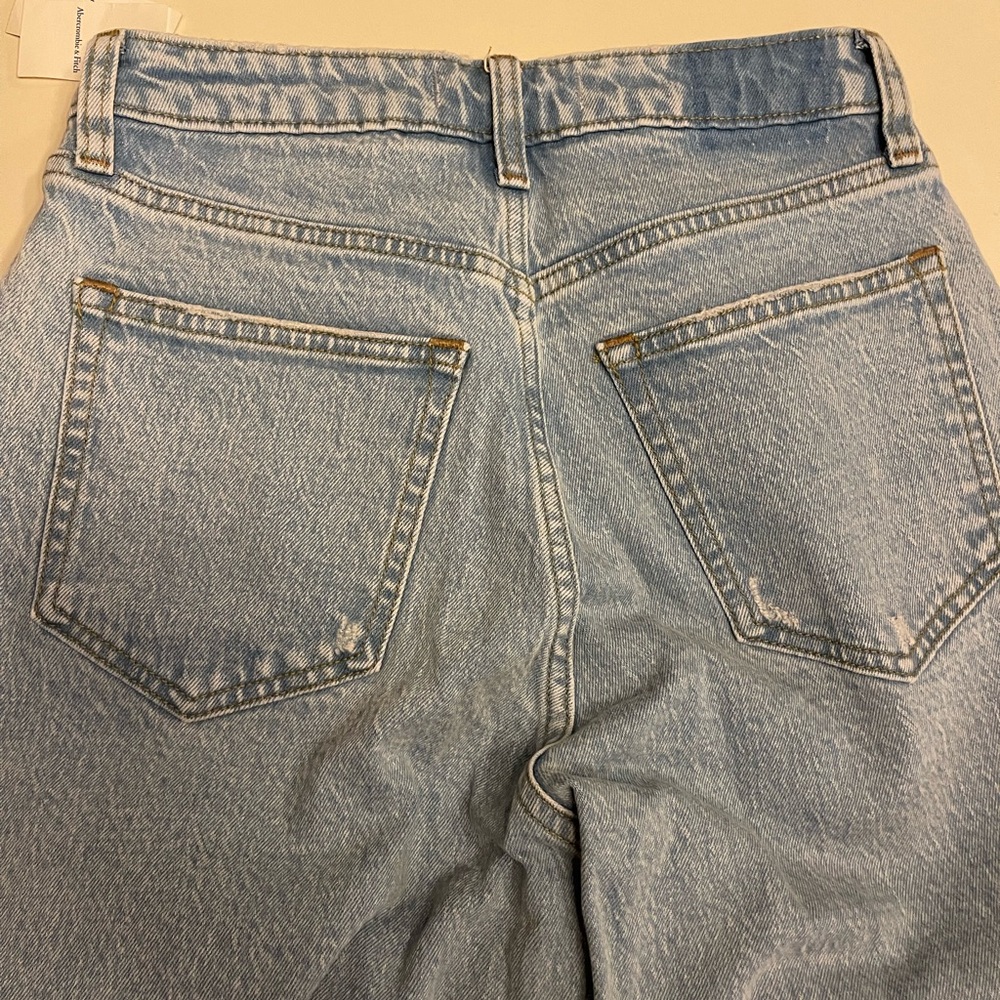 Abercrombie & Fitch size 27 (4) short High Rise 90s Relaxed jean. Brand new.